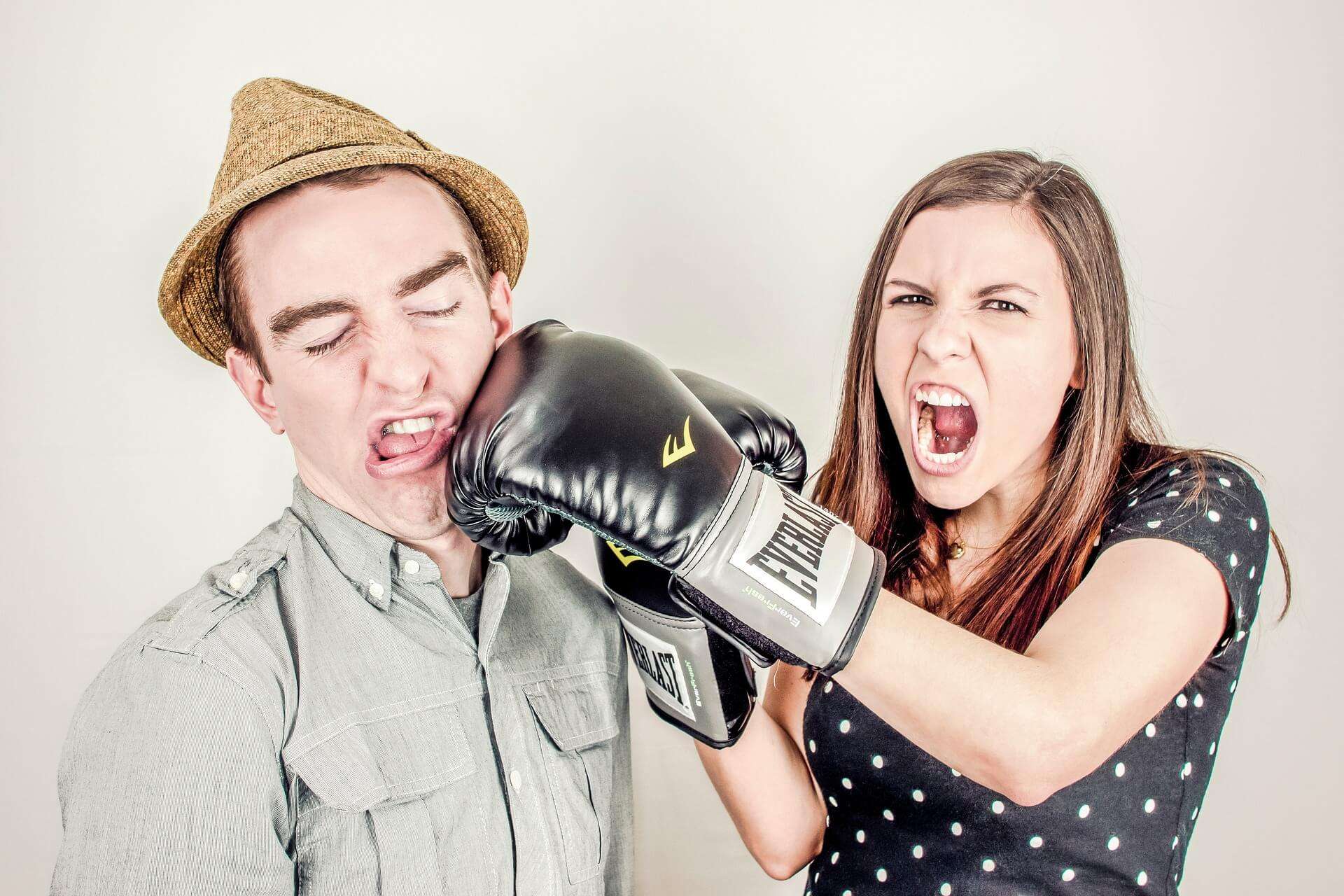 streitende personen mit boxhandschuh